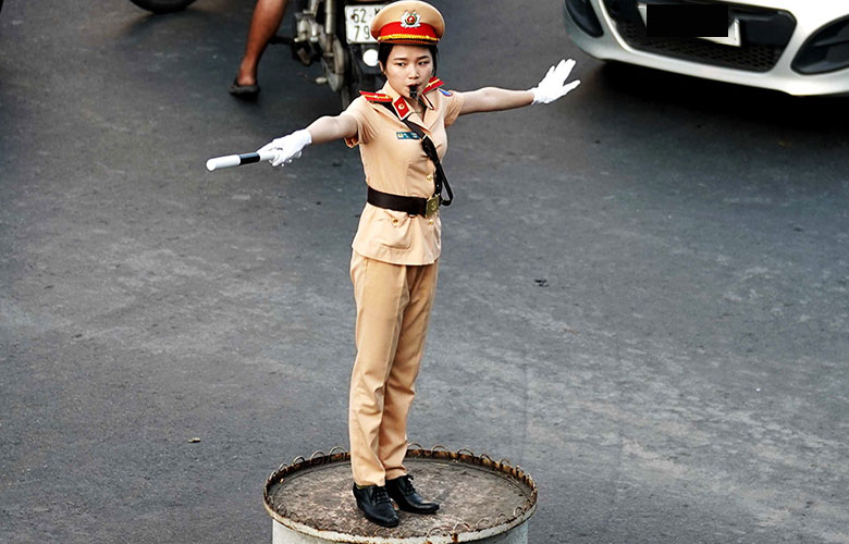 Động tác hai tay hoặc một tay giơ ngang 