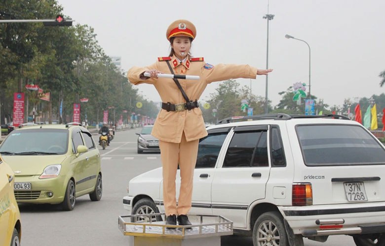 Tay phải giơ về phía trước