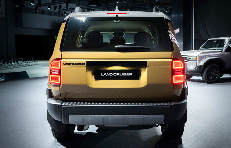 Đuôi xe của Land Cruiser 2024 sở hữu thiết kế vuông vắn nhưng gọn gàng và không quá hầm hố