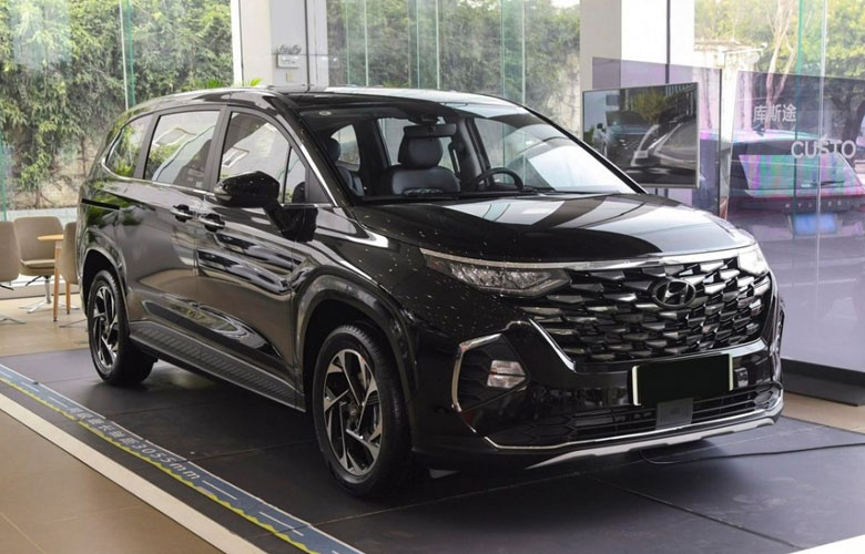 Hyundai Custin sẽ tham gia vào phân khúc MPV 07 chỗ cỡ trung tại Việt Nam và cạnh tranh cùng với Toyota Innova. 