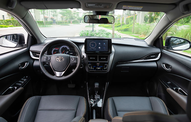 Bảng taplo trên Toyota Vios khá gọn gàng và dễ sử dụng