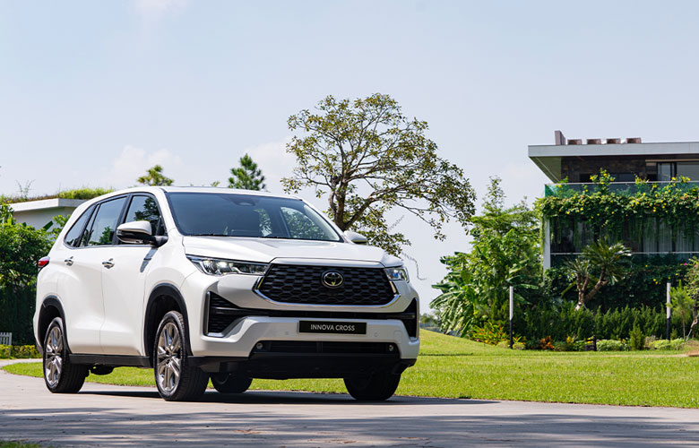 Toyota Innova Cross 2023 sở hữu ngoại hình hoàn toàn khác biệt so với mẫu Innova đang bán tại Việt Nam