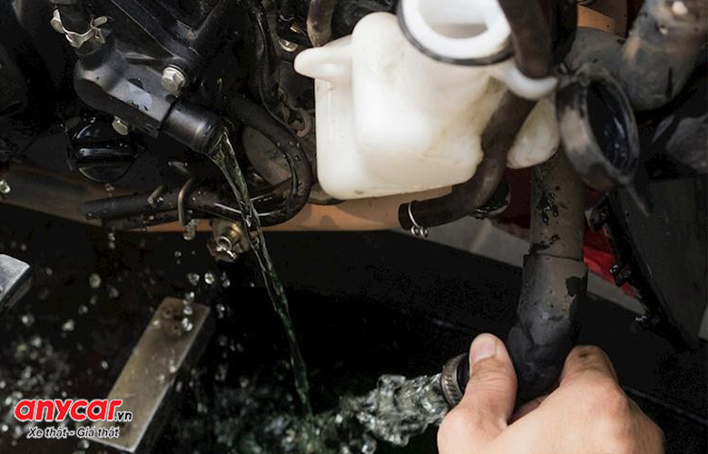 Thực hiện súc rửa khi vệ sinh két nước ô tô