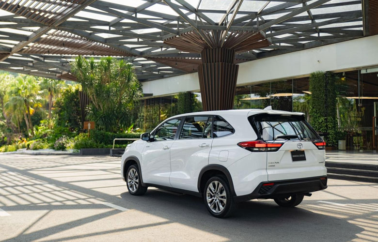 Đuôi xe Toyota Innova Cross khá bắt mắt với kiểu dáng bo tròn
