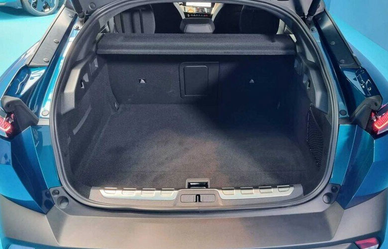 Khoang hành lý của Peugeot 408 khá rộng rãi 