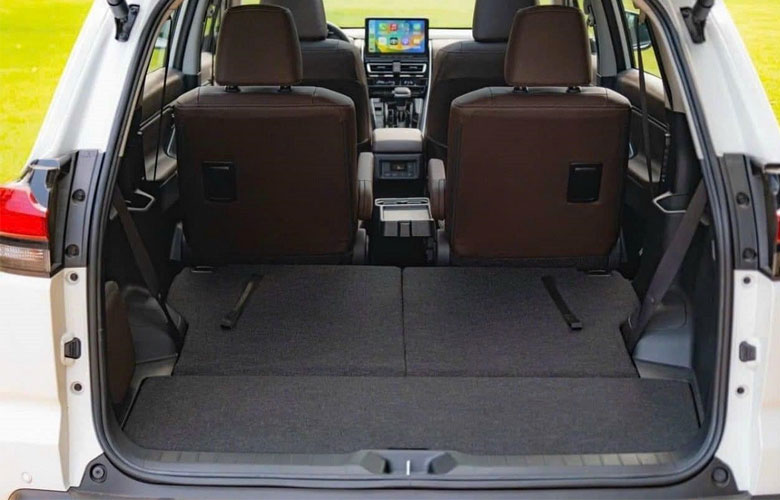 Khoang hành lý của Toyota Innova Cross 2023 có dung tích 991 lít