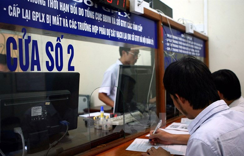 Lệ phí đổi giấy phép lái xe từ bản giấy sang bản nhựa (PET) là 135 ngàn đồng.