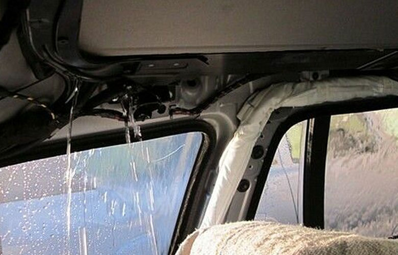 Có nhiều nguyên nhân khiến cửa sổ trời trên ô tô bị dột nước