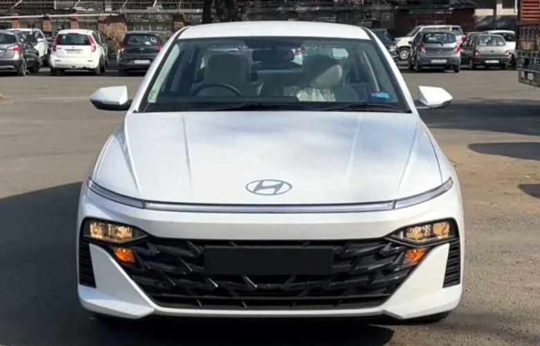 Đầu xe Hyundai Accent 2024 được trang trí thêm dải LED bắt mắt