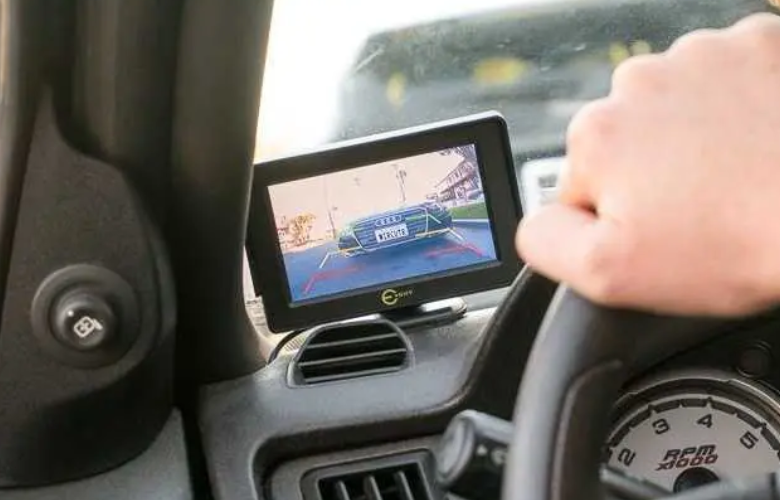 Camera lùi là loại camera nhỏ được lắp ở phía sau đuôi xe ô tô và ghi lại hình ảnh truyền về màn hình cảm ứng